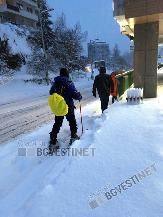 Скиор събра погледите на изморените пешеходци, сърфирайки по тротоарите на Смолян 