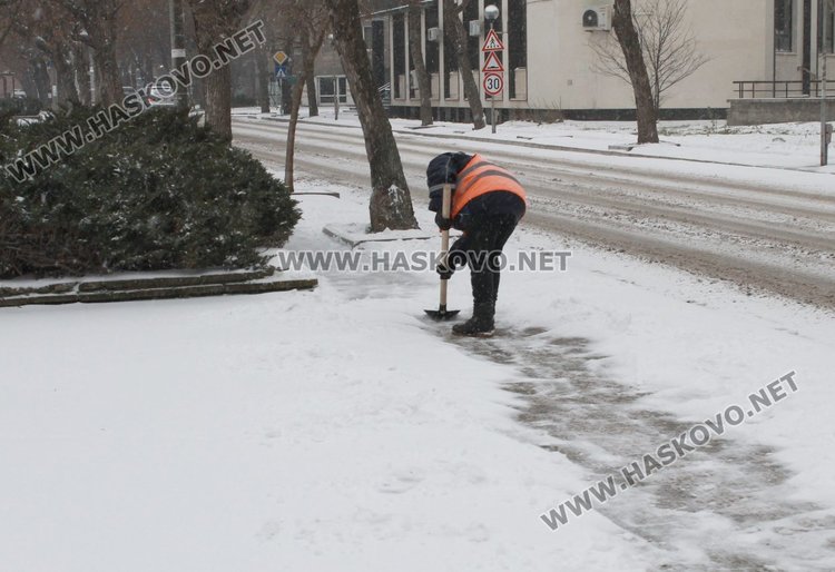 Ръчно се почистват и тротоарите