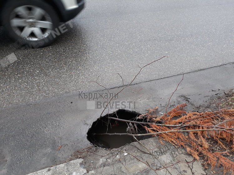 Опасна дупка дебне шофьорите до Административния съд в Кърджали