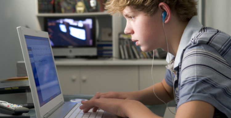 Най-рисковата възраст в използването на интернет е между 13 и 15 г