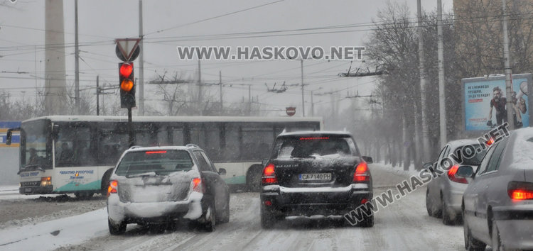 Улиците в Хасково заледени, тир закъса на Кърджалийска