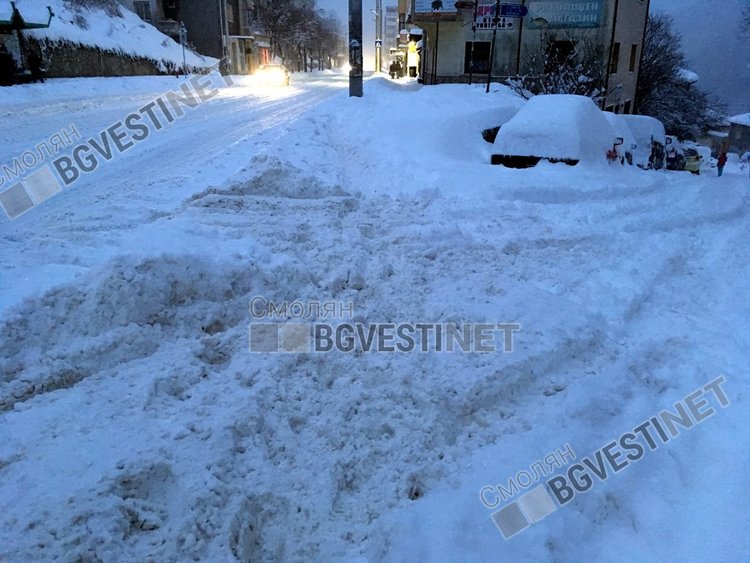 Централна улица в късния следобед днес