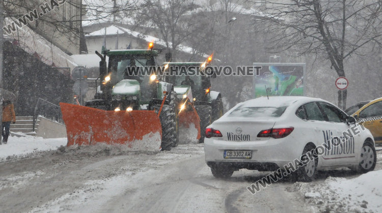 Улиците в Хасково заледени, тир закъса на Кърджалийска