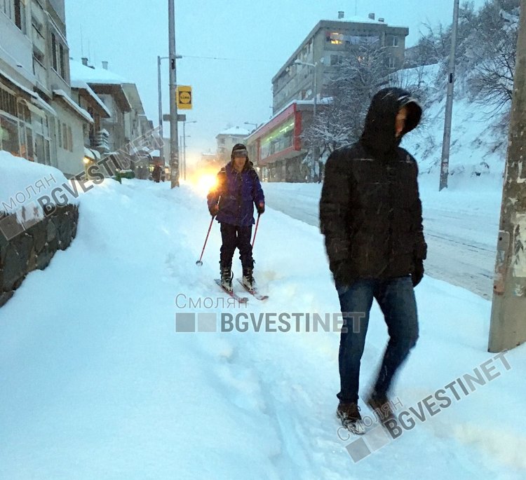 Скиор събра погледите на изморените пешеходци, сърфирайки по тротоарите на Смолян 