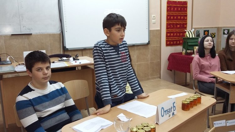 92-годишен пчелар оцени знанията на ученици за пчелите и меда