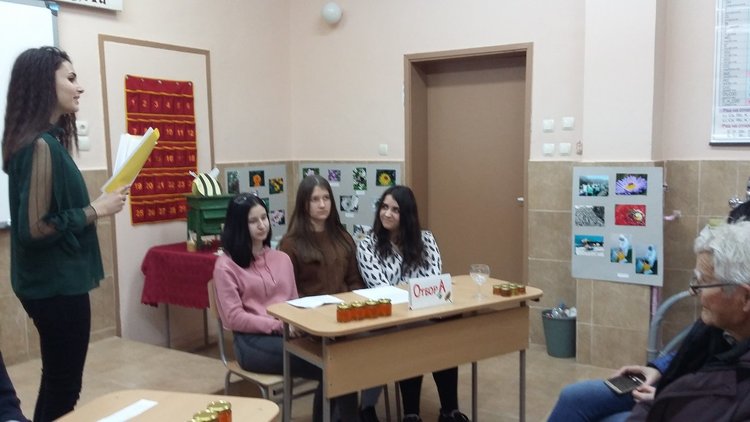 92-годишен пчелар оцени знанията на ученици за пчелите и меда