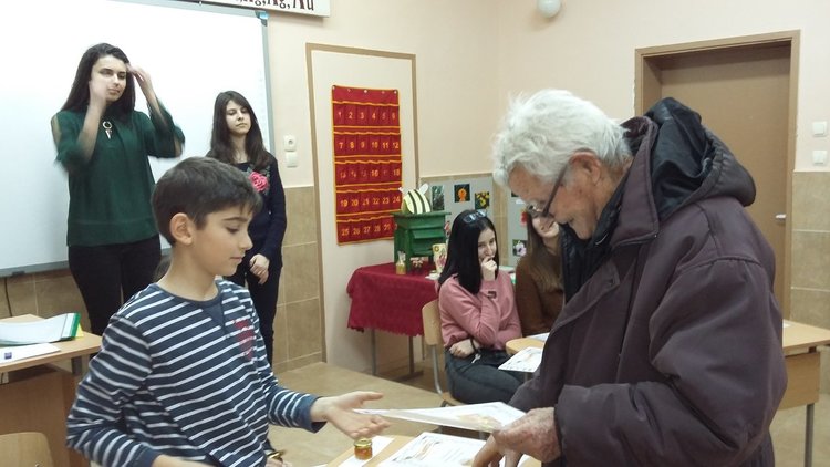 92-годишен пчелар оцени знанията на ученици за пчелите и меда