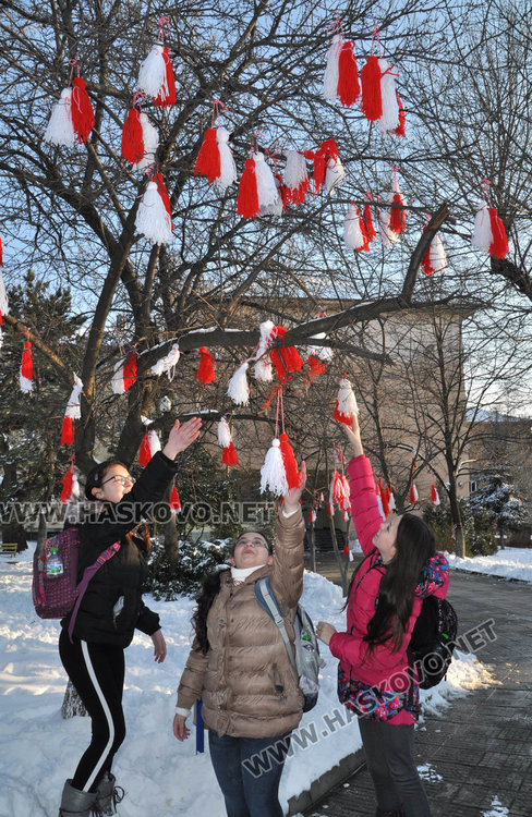 Снежни човеци и мартеници усмихнаха вторника