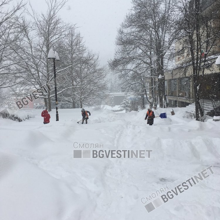 Слаб снеговалеж през деня, здраво застудява 