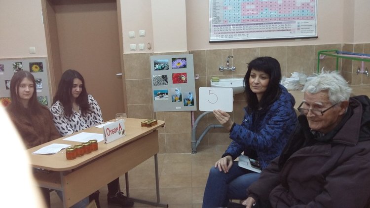 92-годишен пчелар оцени знанията на ученици за пчелите и меда