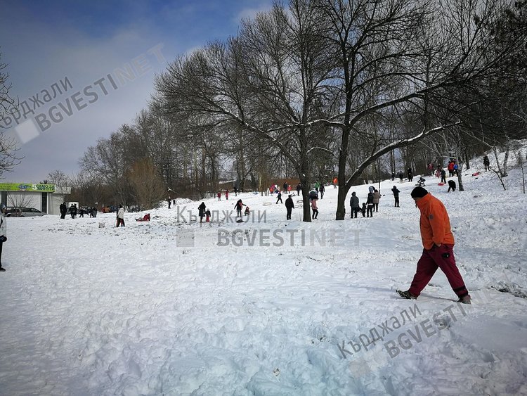  Голяма пързалка си спретнаха малки и големи в кв“Студен кладенец“,  игри през дървената ваканция