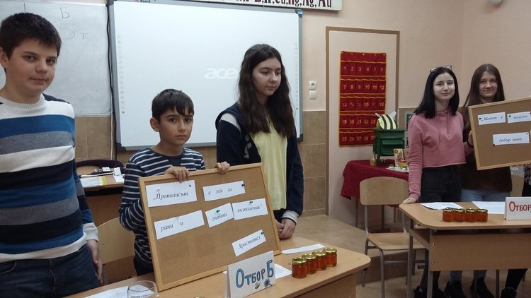92-годишен пчелар оцени знанията на ученици за пчелите и меда