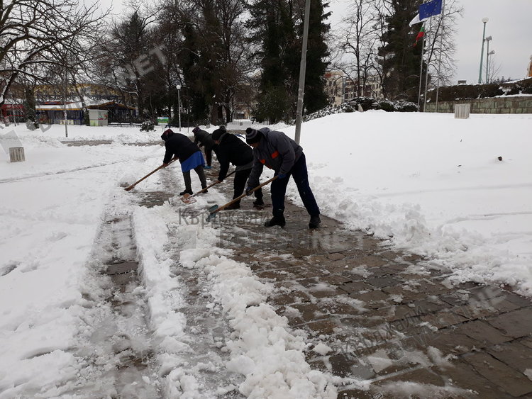 Трескаво чистят Градската градина от снега, готвим се за Трети март