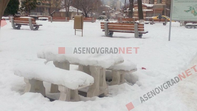 Студът остава, снеговалежите постепенно спират