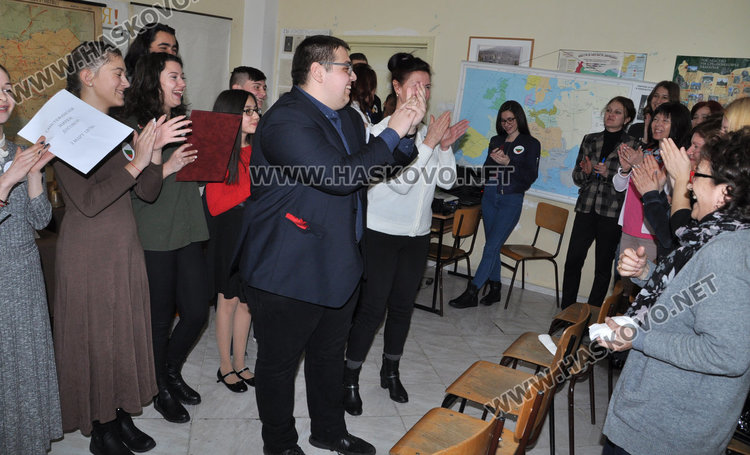 Учителка учи учениците си да съпреживяват историята