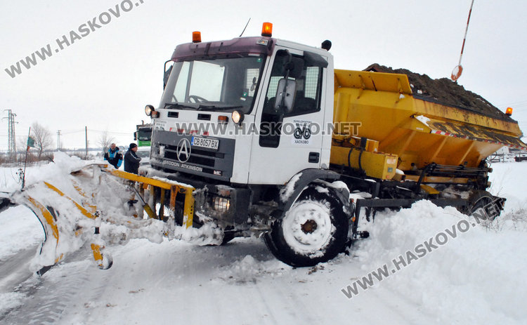 Снегорин закъса на път за блокирания в преспите училищен автобус