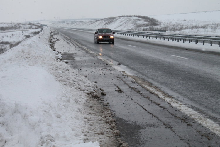 Дървена ваканция в 4 общини, заледени участъци по пътищата