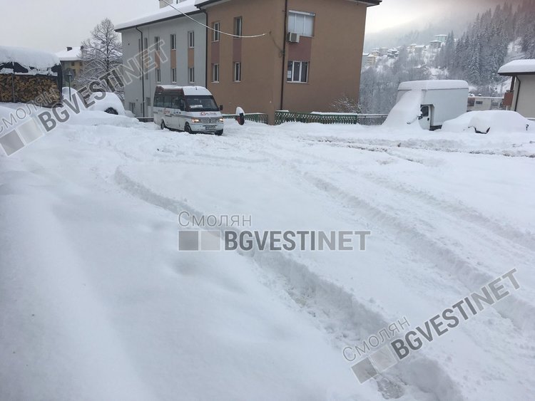 Смолянчани бесни. Автогарата потъна в сняг, автобуси закъсват