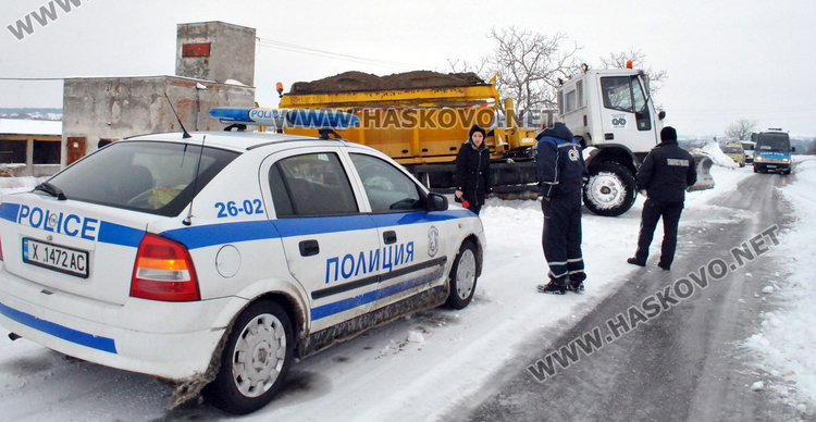 Снегорин закъса на път за блокирания в преспите училищен автобус
