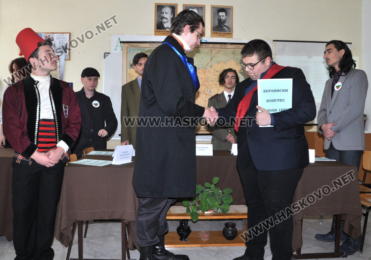 Учителка учи учениците си да съпреживяват историята