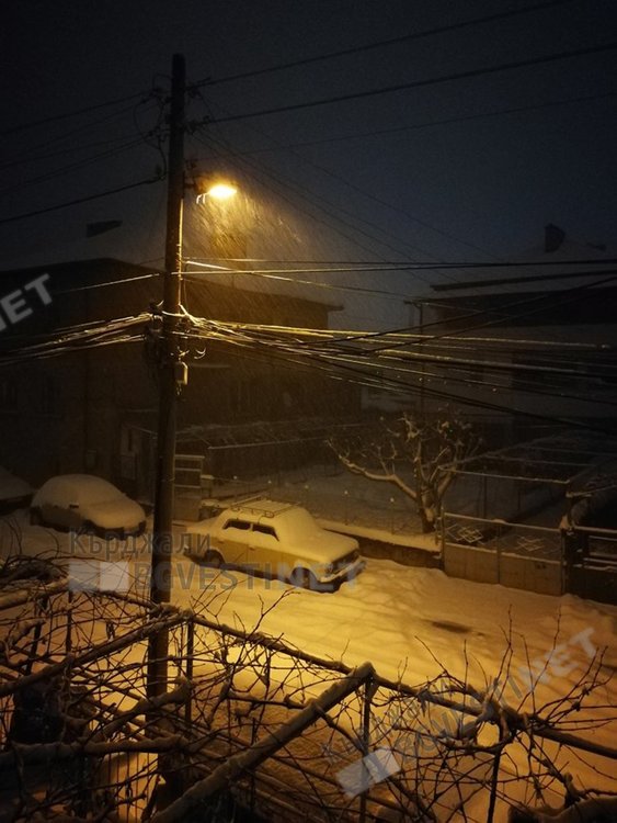 Снежната покривка в Кърджали достигна 25 см, температурите паднаха до минус 6 градуса