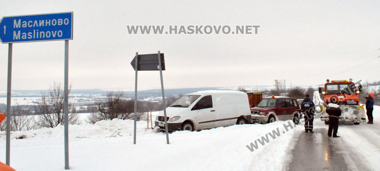 3 часа няма кой да извади закъсал в преспите училищен автобус (видео)