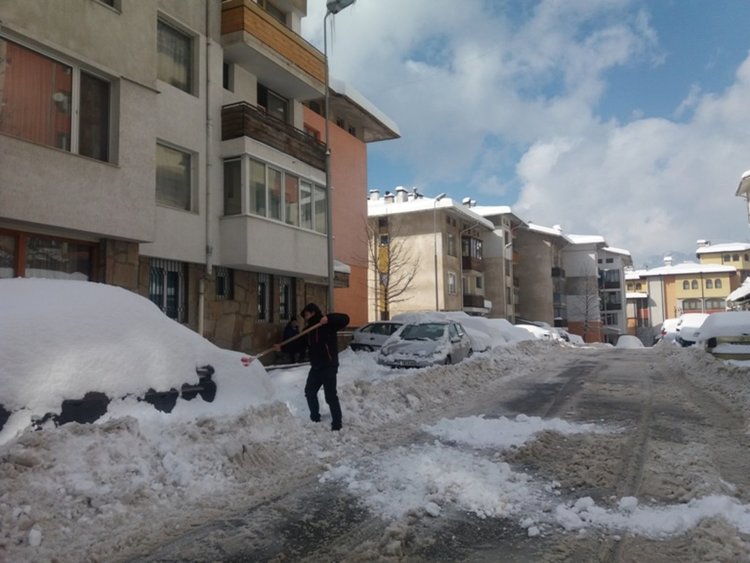 Паркираните автомобили за пореден път създават проблеми на снегопочистването
