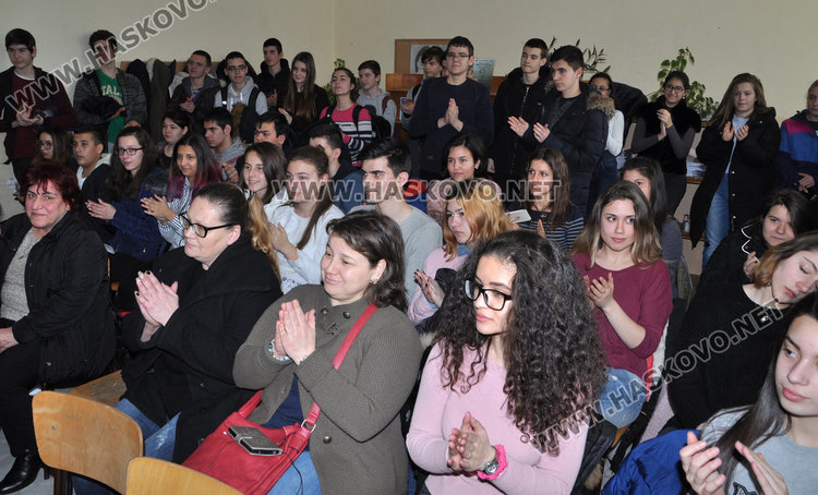 Учителка учи учениците си да съпреживяват историята