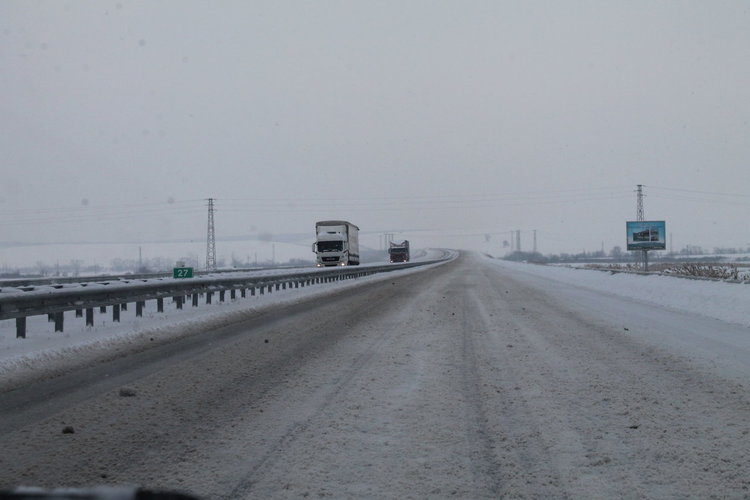 Дървена ваканция в 4 общини, заледени участъци по пътищата