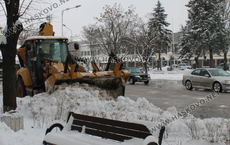 Една авария в димитровградско след снощния сняг, чистят пътища