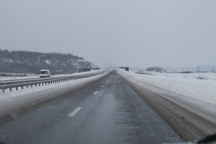 Дървена ваканция в 4 общини, заледени участъци по пътищата