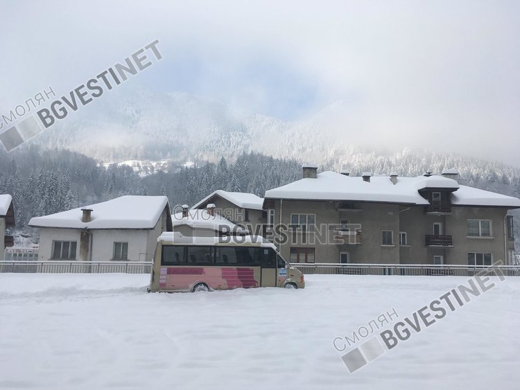 Смолянчани бесни. Автогарата потъна в сняг, автобуси закъсват