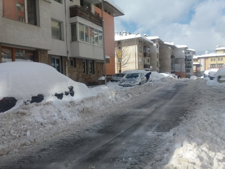 Паркираните автомобили за пореден път създават проблеми на снегопочистването