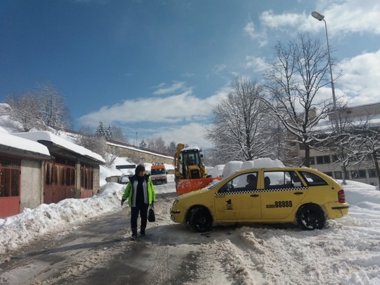 Паркираните автомобили за пореден път създават проблеми на снегопочистването