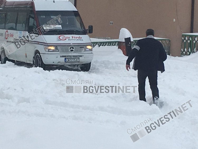 Смолянчани бесни. Автогарата потъна в сняг, автобуси закъсват