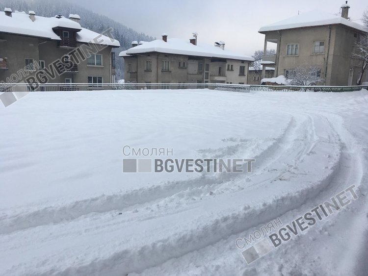 Смолянчани бесни. Автогарата потъна в сняг, автобуси закъсват