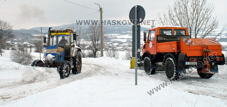 Малко след 11 часа пристигна техника на Областно пътно управление и на "Ата строй"