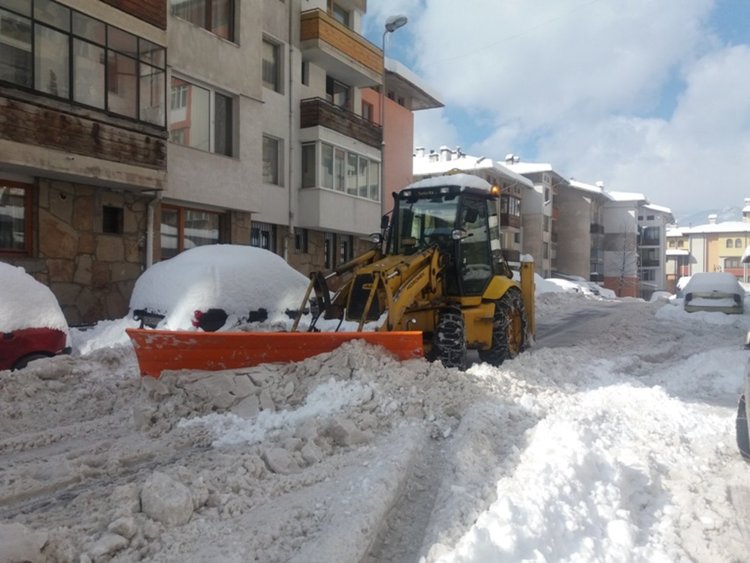 Паркираните автомобили за пореден път създават проблеми на снегопочистването