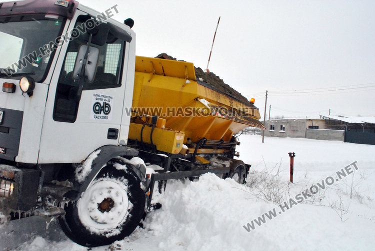 Снегорин закъса на път за блокирания в преспите училищен автобус