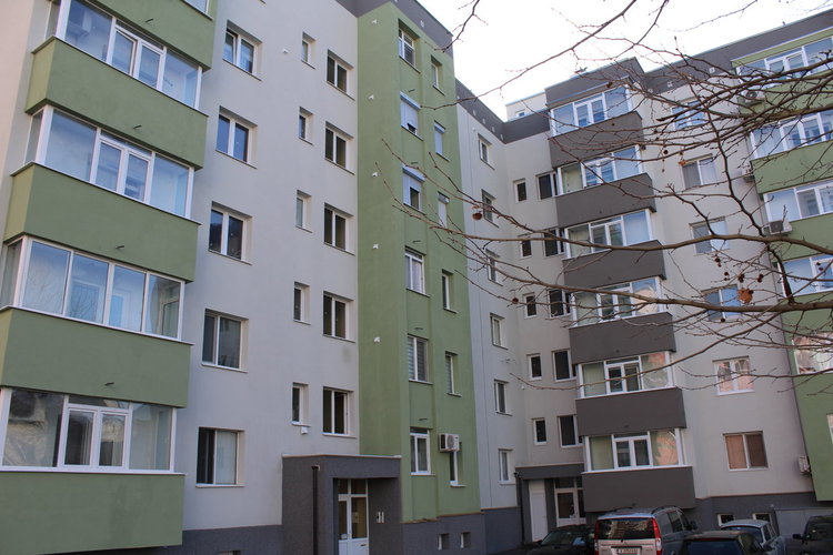 Снимките са на блок 35 в кв. Бадема преди и след ремонта по НПЕЕМЖ