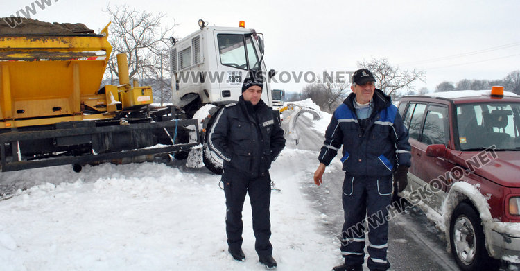 Снегорин закъса на път за блокирания в преспите училищен автобус