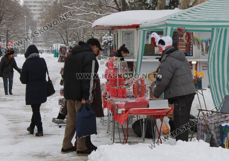 Две от масите, разположени по бул."България"