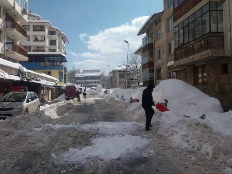 Паркираните автомобили за пореден път създават проблеми на снегопочистването