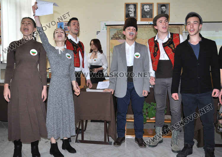 Учителка учи учениците си да съпреживяват историята