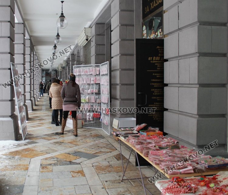 Продавачите се скриха от снега под тунелите