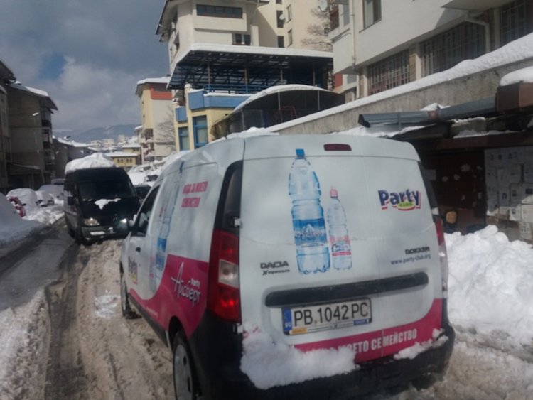 Паркираните автомобили за пореден път създават проблеми на снегопочистването