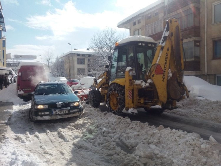 Паркираните автомобили за пореден път създават проблеми на снегопочистването