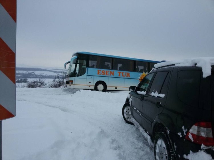 3 часа няма кой да извади закъсал в преспите училищен автобус (видео)