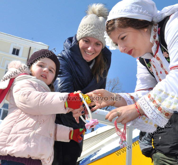 Първомартенско хоро се изви на площад „Свобода“