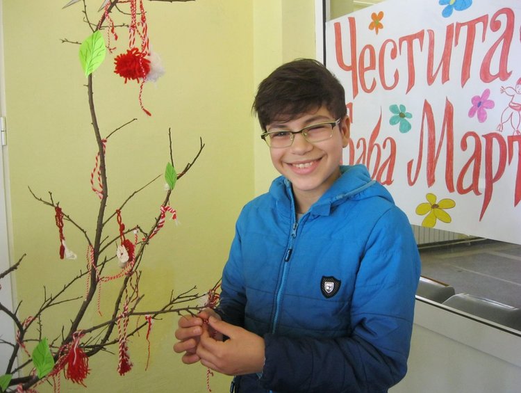 Дърво на желанията украсиха с мартеници в СУ "Васил Левски"